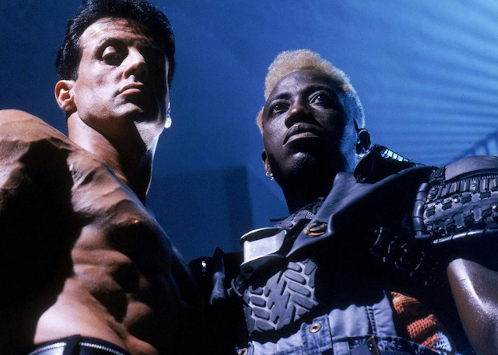 Demolition man 1993. Разрушитель фильм 1993. Уэсли Снайпс разрушитель. Разрушитель фильм 1993 VHS. Сталлоне фильмы.