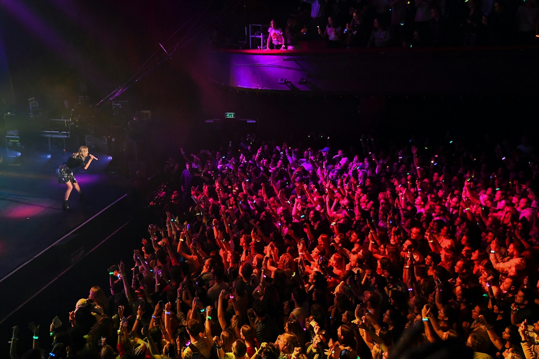 Taylor Swift Woos A Petit Parisian Crowd The Face